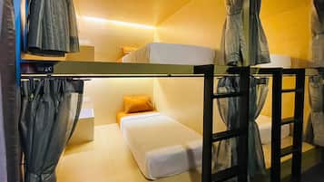 4 bunk bed mixed dorm room | Allergikerbettwaren, Betten mit Memory-Foam-Matratzen, BettwÀsche