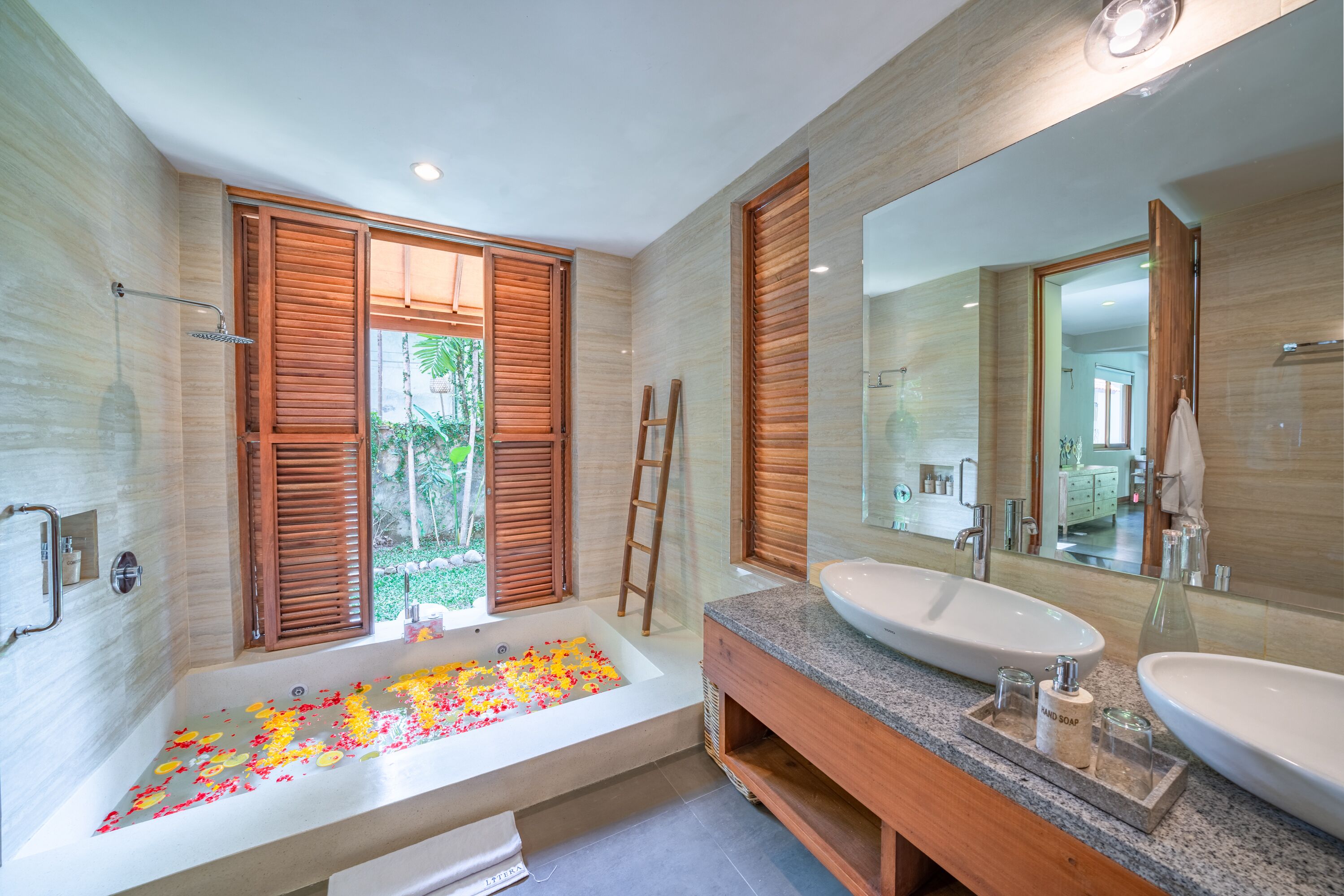 Hydromassage showerhead, free toiletries, bathrobes, bidet