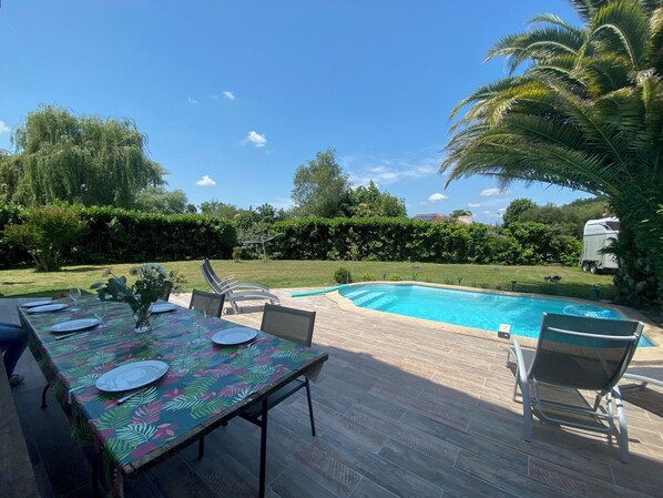 Una piscina al aire libre