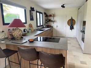 Refrigerador, microondas, horno, placa de cocina