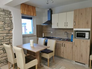 Apartemen | Dapur pribadi | Lemari es, oven, kompor, dan ketel listrik