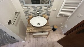 Dusche, kostenlose Toilettenartikel, Haartrockner, Bidet