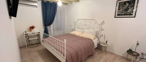 1 habitación, caja de seguridad en la habitación y escritorio