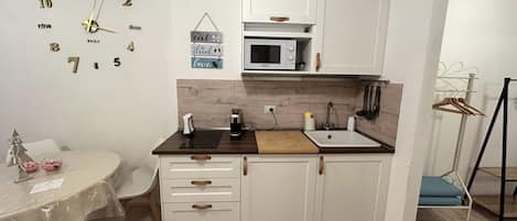 Fridge, microwave, stovetop, coffee/tea maker