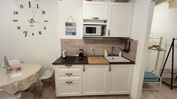 Fridge, microwave, stovetop, coffee/tea maker
