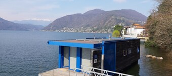 Off-grid floating unit with low environmental impact.