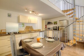 Réfrigérateur, four, plaque de cuisson, cafetière/bouilloire