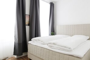 2 Schlafzimmer, Zimmersafe, Schreibtisch, Bügeleisen/Bügelbrett