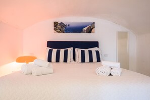 Deluxe Apartment | 1 bedroom, Egyptian cotton sheets, premium bedding, memory foam beds - A Fenestella Caprese (Capri)