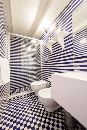 Deluxe Apartment | Bathroom | Shower, rainfall showerhead, hair dryer, bidet - A Fenestella Caprese (Capri)