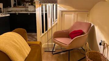 تلفزيون، مدفأة، كُتُب