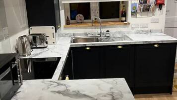 ثلاجة، ميكروويف، فرن، موقد طهي مسطح