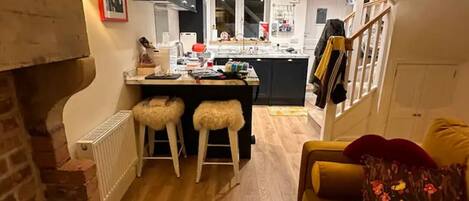 Télévision, cheminée, livres