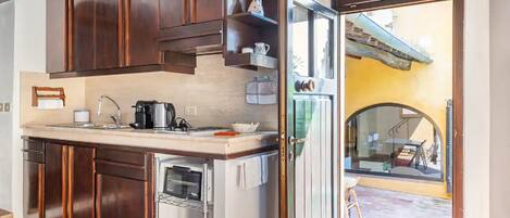 Frigorífico, microondas, horno y placa de cocina