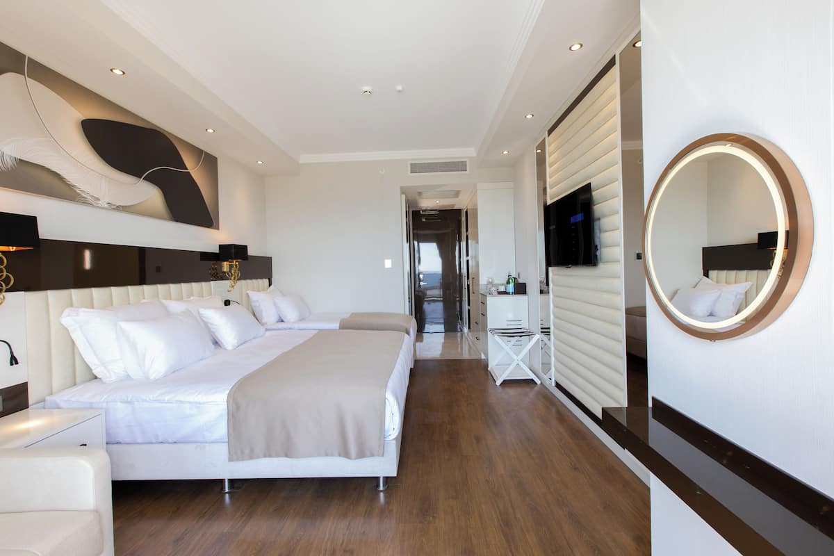 Premium bedding, Select Comfort beds, free minibar, in-room safe