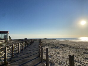 Una spiaggia nelle vicinanze