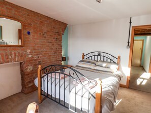 4 bedrooms, individually decorated, individually furnished, free WiFi