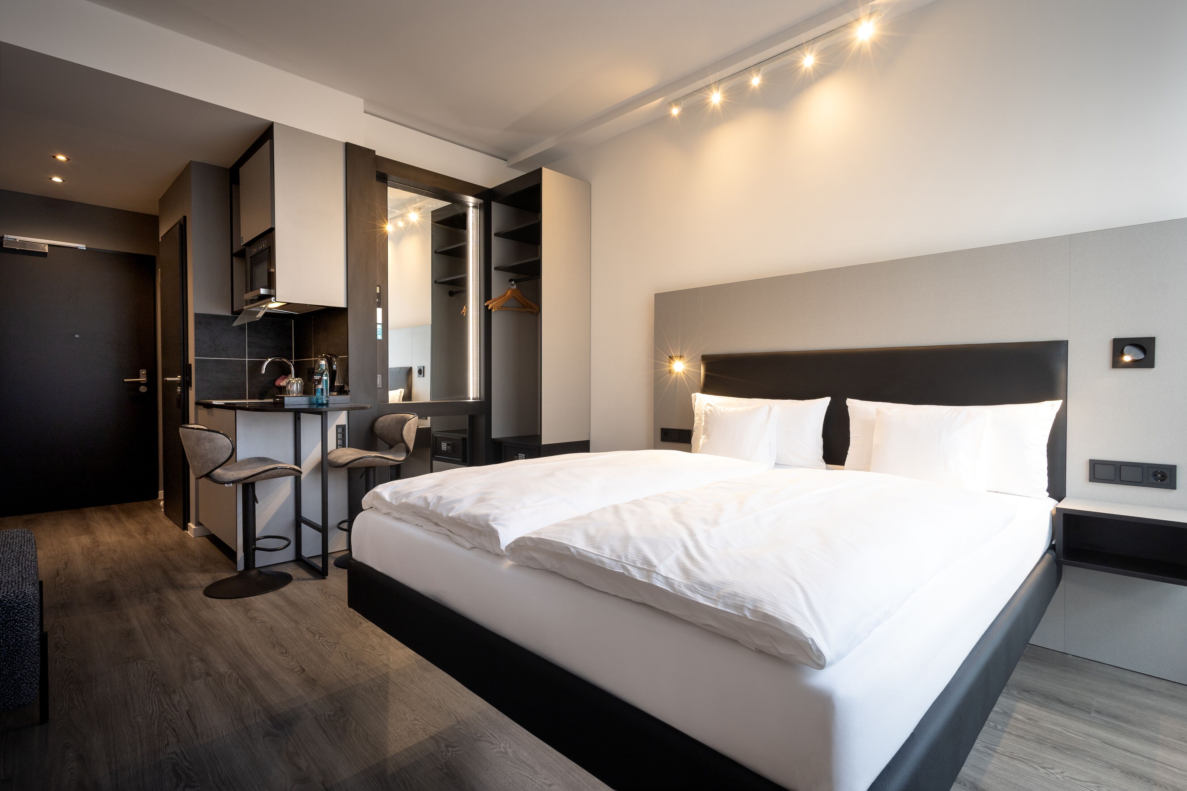 1 habitación, caja de seguridad en la habitación y escritorio 