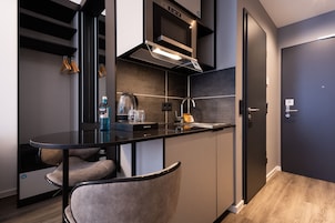 Superior-Apartment | 1 Schlafzimmer, Zimmersafe, Schreibtisch, schallisolierte Zimmer