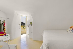 Studio (Cocoon) | Hypo-allergenic bedding, memory-foam beds, soundproofing - Sensyo Caves (Santorini)