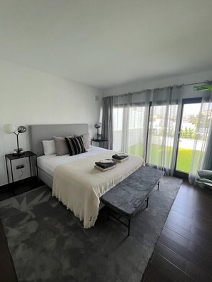 4 quartos, cofres nos quartos, escrivaninha