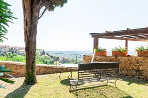 Property grounds - Garden Apartment with Sea view -- hilltop Medieval village, 10' from the Beach. (Castagneto Carducci)