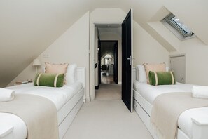 7 bedrooms, desk, iron/ironing board, free WiFi