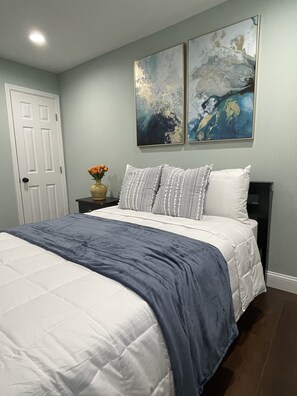 3 chambres, bureau, fer et planche à repasser, lit parapluie