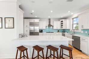 Hus, flere soverom | Eget kjøkken | Kjøleskap, ovn, kaffetrakter/tekoker og brødrister