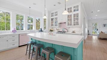 House, 4 Bedrooms | Private kitchen | Fridge, oven, coffee/tea maker, toaster