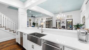 House, 4 Bedrooms | Private kitchen | Coffee/tea maker, fridge, oven, toaster