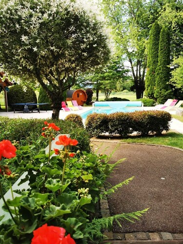 Chalet dans Parc Clos de 3 Ha Avec Etang et Espace bien-être