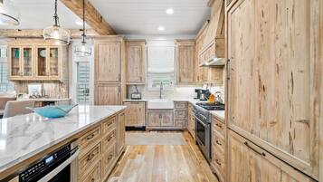 House, 5 Bedrooms | Private kitchen | Fridge, oven, coffee/tea maker, toaster