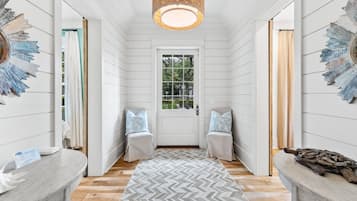 House, 5 Bedrooms | Interior