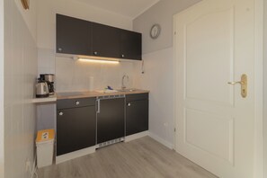 Kühlschrank, Herdplatte, Wasserkocher mit Kaffee-/Teezubehör, Toaster