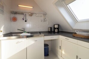 ثلاجة، فرن، موقد طهي مسطح، ماكينة لصنع القهوة/الشاي