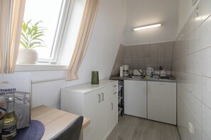 Kühlschrank, Herdplatte, Wasserkocher mit Kaffee-/Teezubehör, Toaster