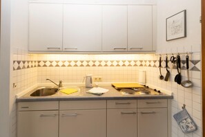 Fridge, stovetop, coffee/tea maker, toaster - The apartment is equipped with a separate bathroom and a small kitchen. (Hörnum)