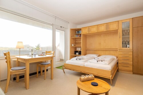 Die Wohnung ist mit einem separaten Bad und einer kleinen Küche ausgestattet.