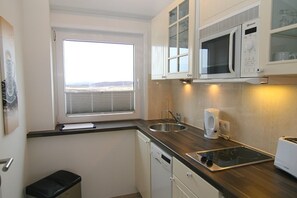 Kühlschrank, Mikrowelle, Herdplatte, Geschirrspüler