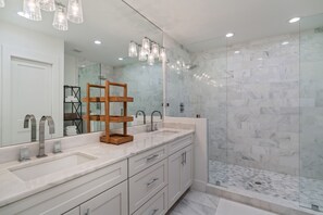 House, 6 Bedrooms | Bathroom | Towels