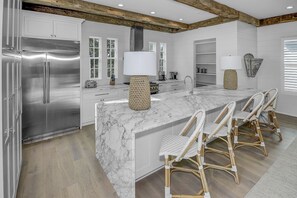 Casa, varias habitaciones | Cocina privada | Refrigerador, cafetera y tetera y tostadora 