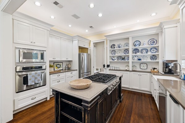 House, 3 Bedrooms | Private kitchen | Fridge, oven, coffee/tea maker, toaster