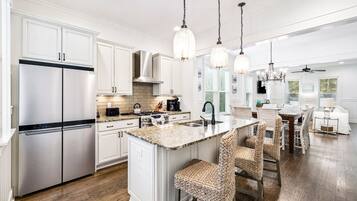 House, 5 Bedrooms | Private kitchen | Fridge, oven, coffee/tea maker, toaster