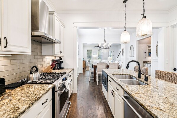 House, 5 Bedrooms | Private kitchen | Fridge, oven, coffee/tea maker, toaster