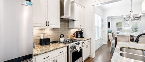 Talo, 5 makuuhuonetta | Yksityinen keittiö | Jääkaappi, uuni, kahvin-/teenkeitin, leivänpaahdin