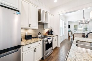 ハウス 5 ベッドルーム | 専用キッチン | 冷蔵庫、オーブン、コーヒー / ティーメーカー、トースター