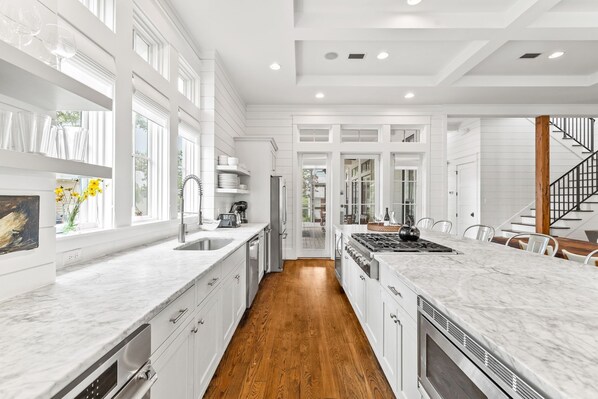 House, 4 Bedrooms | Private kitchen | Fridge, oven, coffee/tea maker, toaster