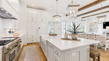 House, 5 Bedrooms | Private kitchen | Fridge, oven, coffee/tea maker, toaster