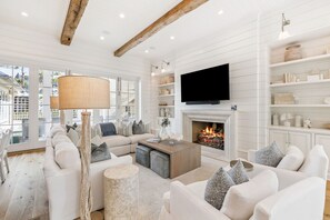 House, 5 Bedrooms | Living area